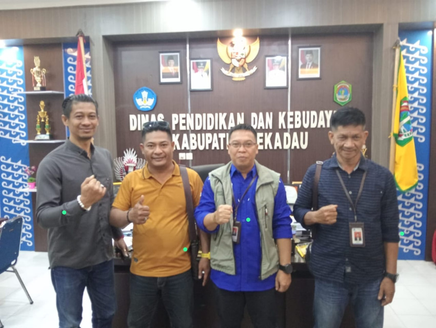 Jajaran Dinas Pendidikan Kabupaten Sekadau dan wartawan. (OrbitIndonesia.com)