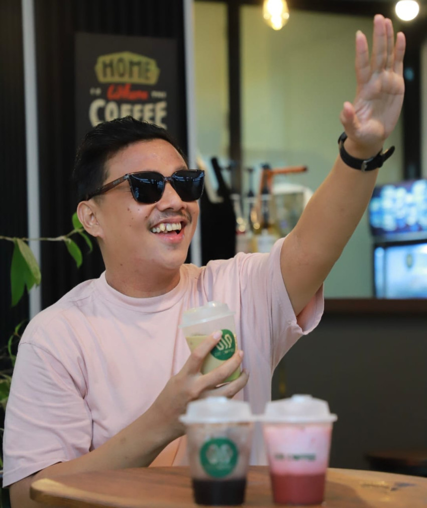 Foro Ismed Ardiansyah yang sedang mereviw produk lokal di Kendari