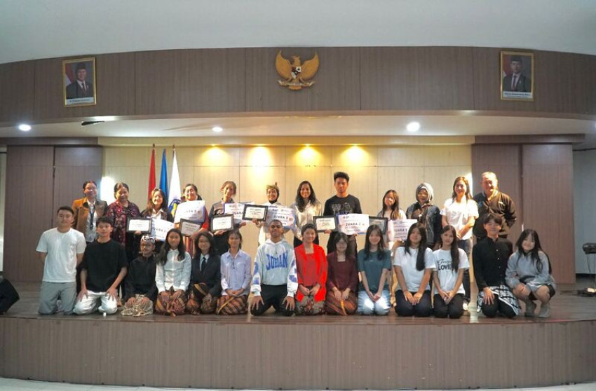Para peserta dan pemenang Festival Teater dan Monolog “Denny J.A: Dari Puisi ke Panggung” berfoto bersama panitia dan dewan juri di Kampus Universitas Kristen Indonesia (UKI) Cawang, Jakarta Timur.