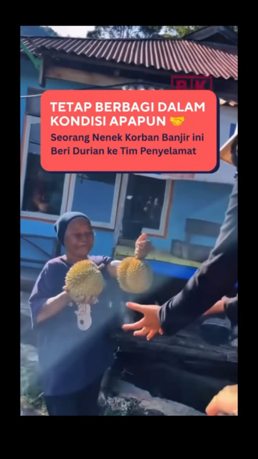 Tetap Berbagi Dalam Kondisi Apapun Seorang Nenek Korban Banjir Ini Beri Durian Ke Penyelamat